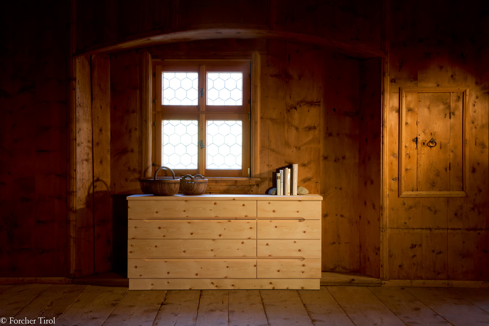 Zirbenkommode — hochwertige Zirbenholzmöbel