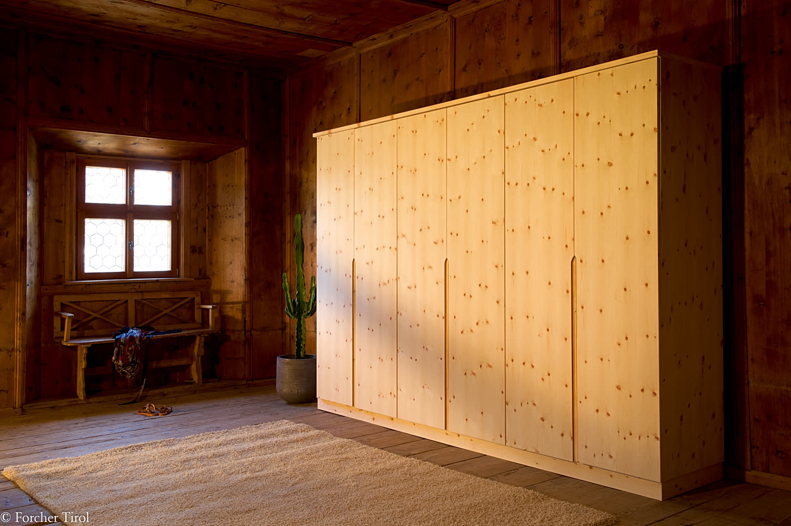 Zirbenschrank — natürlicher Mottenschutz aus Zirbenholz